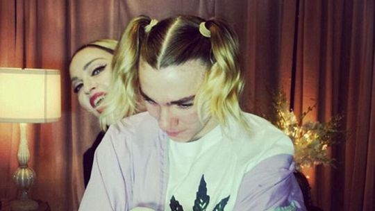 Syn Madonny uciekł do ojca.