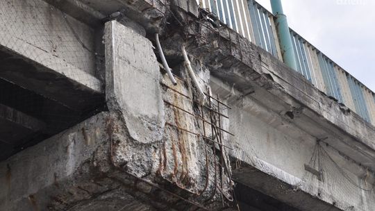 Sypie się wiadukt na ulicy Żeromskiego! (ZDJĘCIA)