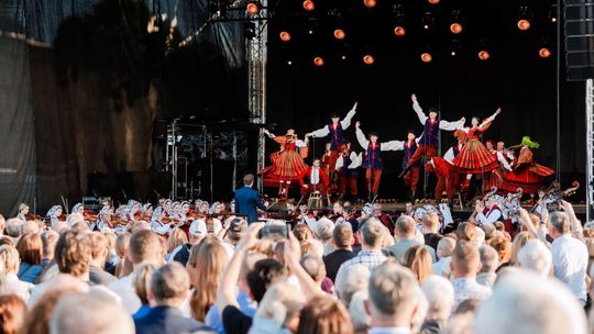 Szałowe dożynki w Orońsku. Zagrały Guzowianki i legendarne Mazowsze