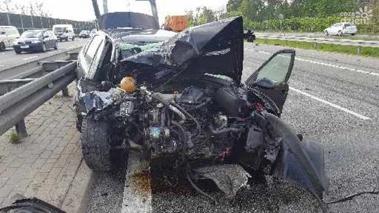 Szarżował, aż wpadł pod ciężarówkę!