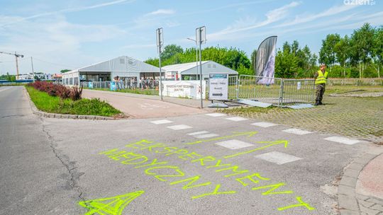 Szczepienia eksperymentem medycznym? Przy punkcie szczepień pojawiły się kontrowersyjne napisy