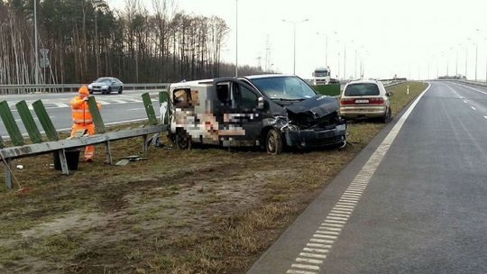 Sześć osób w szpitalu! Bus uderzył w barierki