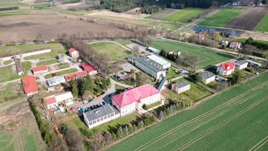 Szkoła w Chwałowicach rośnie w oczach. Jak idą prace?