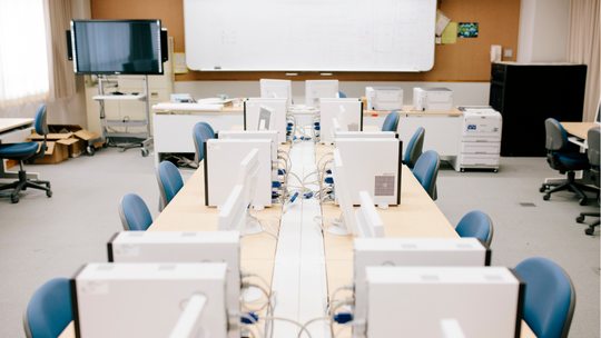 Szkoły z powiatu radomskiego otrzymają nowy sprzęt. To dofinansowanie w ramach programu "Aktywna tablica" 