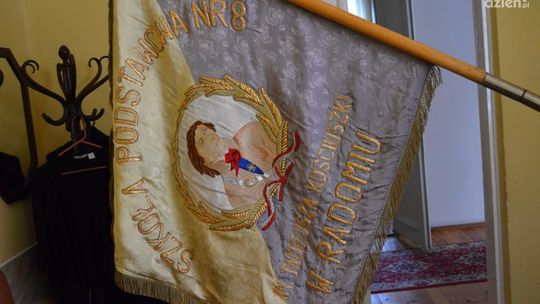 Sztandar "ósemki" już w muzeum. Co z resztą pamiątek po szkole? Sztandar "ósemki" już w muzeum. Co z resztą pamiątek po szkole?