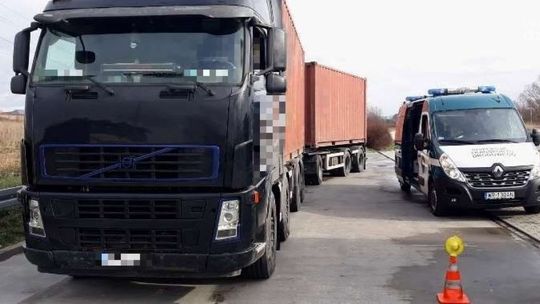 Szydłowiec. Ciężarówka przeładowana o 28 ton
