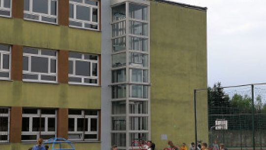 Szydłowiec. Nowa winda przy PSP nr 1