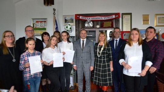 Szydłowiec. Otrzymali stypendia za wyniki w nauce Szydłowiec. Otrzymali stypendia za wyniki w nauce