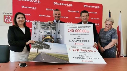 Szydłowiec. Podpisano umowę na remont drogi i zakup karetki 