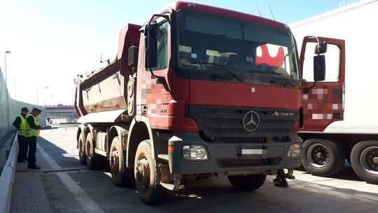 Szydłowiec. Przeciążona wywrotka jechała na budowę drogi