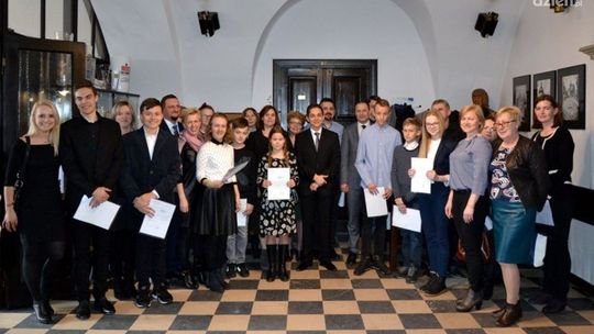 SZYDŁOWIEC. Stypendia naukowe wręczone