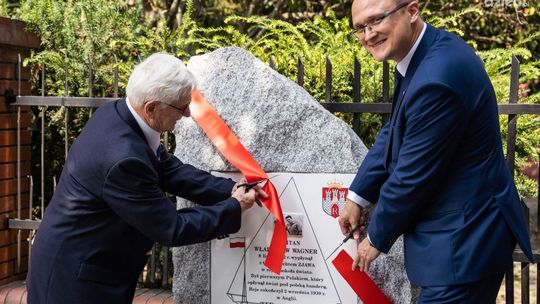 Tablica upamiętniająca żeglarza nad zalewem