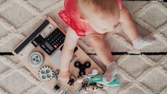 Tablice manipulacyjne. Sensoryczne zabawki dla najmłodszych zgodne z metodą Montessori