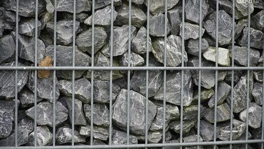 Tajemnica wytrzymałych ogrodzeń: materace gabionowe