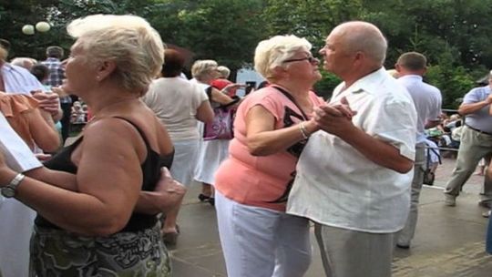 Tańce pod gwiazdami w parku i nad zalewem.