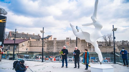 Tańcząca rzeźba na tarasie Elektrowni