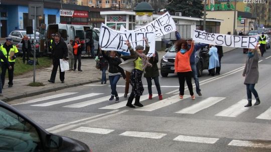 Tanecznym krokiem przez przejście dla pieszych