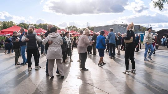 „Taniec pod gwiazdami” wraca nad zalew na Borkach. 29 potańcówek letnich dla radomskich seniorów