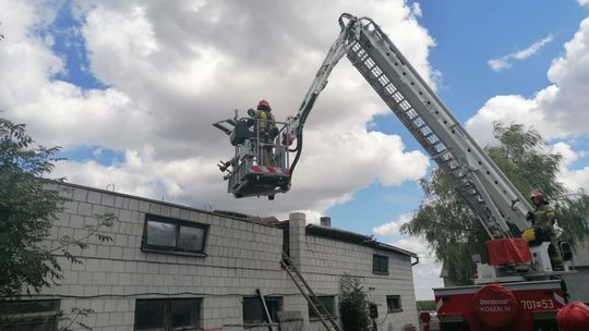 Tczów. Mężczyzna spadł z dachu