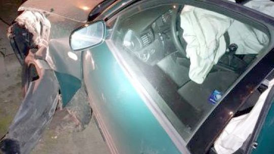 Tczów. Wjechał w ogrodzenie kościoła