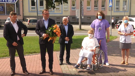 Terapia COVID-19 osoczem. 71-letnia pacjentka pokonała koronawirusa