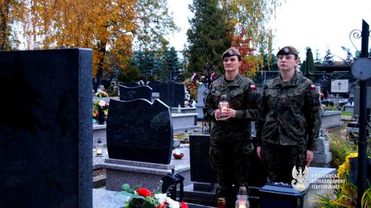 Terytorialsi porządkowali groby i oddali cześć bohaterom