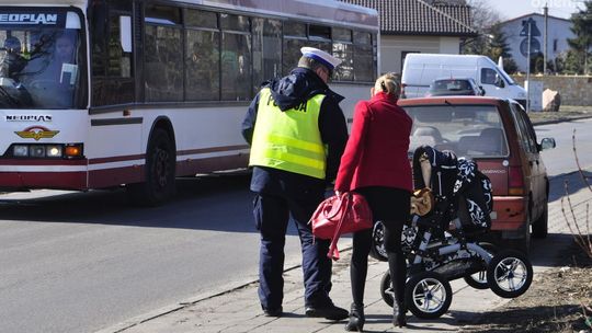 Tico zjechało na chodnik i potrąciło kobietę z dzieckiem!