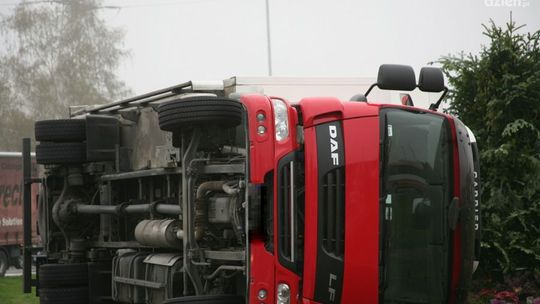 Tir przewrócił się na rondzie