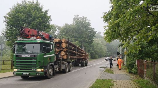 Tir uszkodził sieć trakcyjną w Garbatce-Letnisko. Ruch pociągów wstrzymany