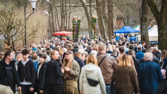 Tłumy w Muzeum Wsi Radomskiej. Była tradycyjna procesja, wkopanie palmy i poświęcenie zasiewów