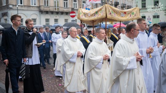 Tłumy wiernych przeszły ulicami Radomia. Uroczystości Bożego Ciała w mieście