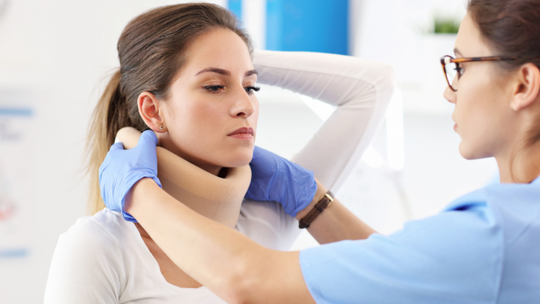 To jeden z najczęstszych urazów po wypadku samochodowym. Jak ubiegać się o odszkodowanie?