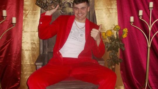 TOMASZ NIECIK: GWIAZDA DISCO-POLO WYSTĄPI W PROGRAMIE... "DAMY I WIEŚNIACZKI"!