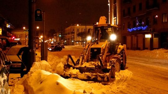 Tony śniegu znikają nocą z centrum miasta