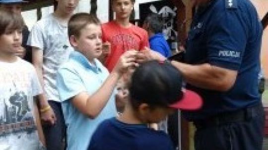 TOPORNIA. Spotkanie policjantów z kolonistami