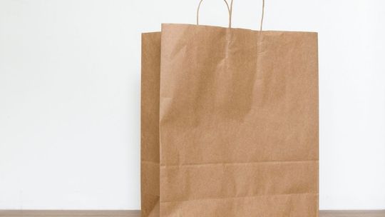 Torby papierowe - dlaczego są lepsze od foliowych?