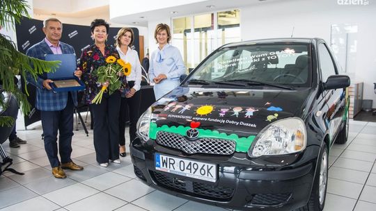 Toyota & Lexus Romanowski przekazali samochód dla Fundacji Dobry Duszek 