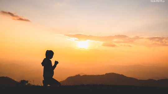 Tradycje modlitewne w kontekście współczesnym: spojrzenie na modlitwy za zmarłych i kult Ojca Pio