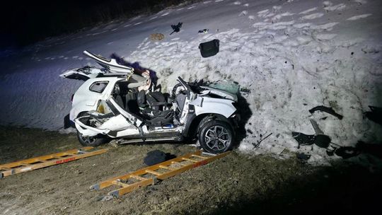 Tragiczny wypadek na drodze krajowej. Dwie osoby zginęły na miejscu, jedna trafiła do szpitala