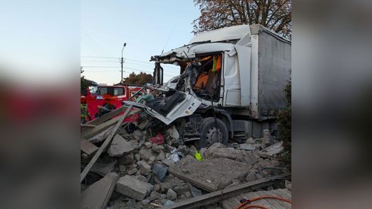 Tragiczny wypadek w gminie Pniewy. Nie żyje kierowca ciężarówki