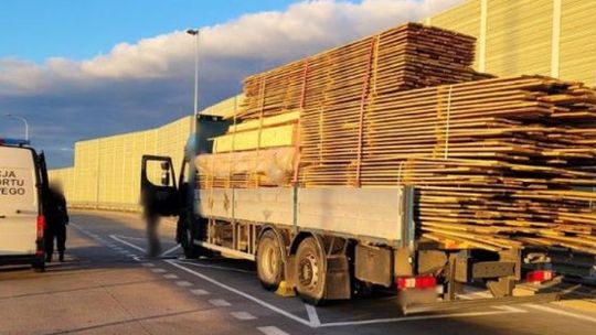 Transport desek wstrzymany pod Szydłowcem