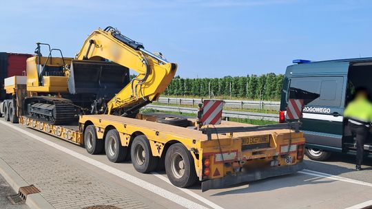 Transport koparki bez zezwoleń zatrzymany pod Grójcem. Przeciążenie o prawie 20 ton
