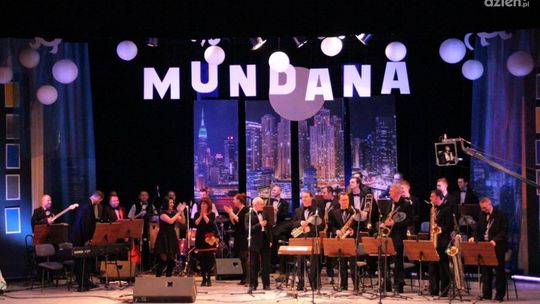 Trębacze z big bandem "Mundana" w Resursie