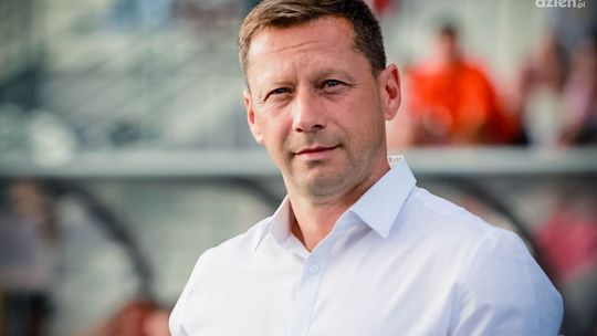 Trener Dariusz Banasik z czwartą żółtą kartką, ale pauzował nie będzie