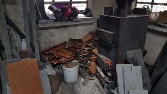 Truciciel ukarany. Próbował palić stare meble Truciciel ukarany. Próbował palić stare meble