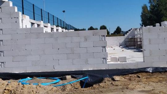 Trwa budowa nowego budynku klubowego KS Jastrząb