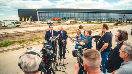 Trwa budowa radomskiego lotniska. Politycy PiS odwiedzili plac budowy