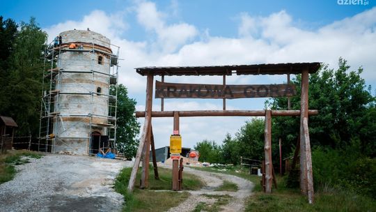 Trwa budowa wieży widokowej w Borkowicach. Co z parkiem dinozaurów?