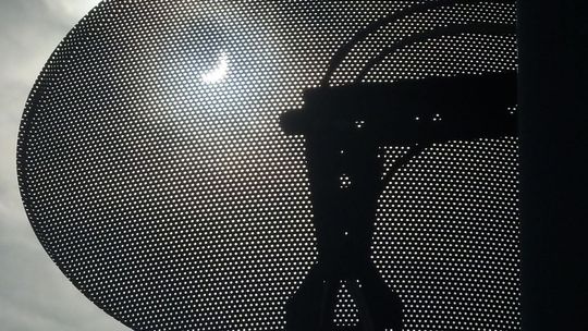 Trwa częściowe zaćmienie słońca. Jak je dostrzec?