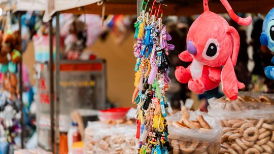 Trwa Jarmark Kaziukowy w Radomiu. Na stoiskach przysmaki i rękodzieło (wideo)